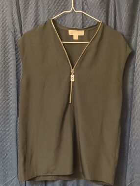 Sleeveless Black Zip-Front Women’s Top